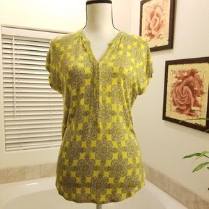 ⭐️3/$15⭐️ Yellow Print Vneck Size Medium